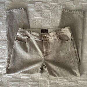 Chico's So Slimming Capris Pants Size 0.5 (or size 6)